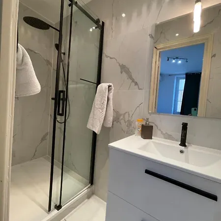 Spacious 3 Bedroom Flat Center - Magnificent View-parking *
