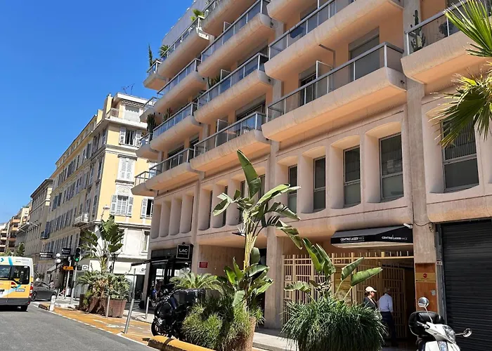 Spacious 3 Bedroom Flat Center - Magnificent View * 니스